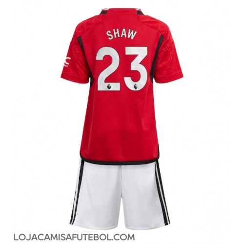 Camisa de Futebol Manchester United Luke Shaw #23 Equipamento Principal Infantil 2023-24 Manga Curta (+ Calças curtas)